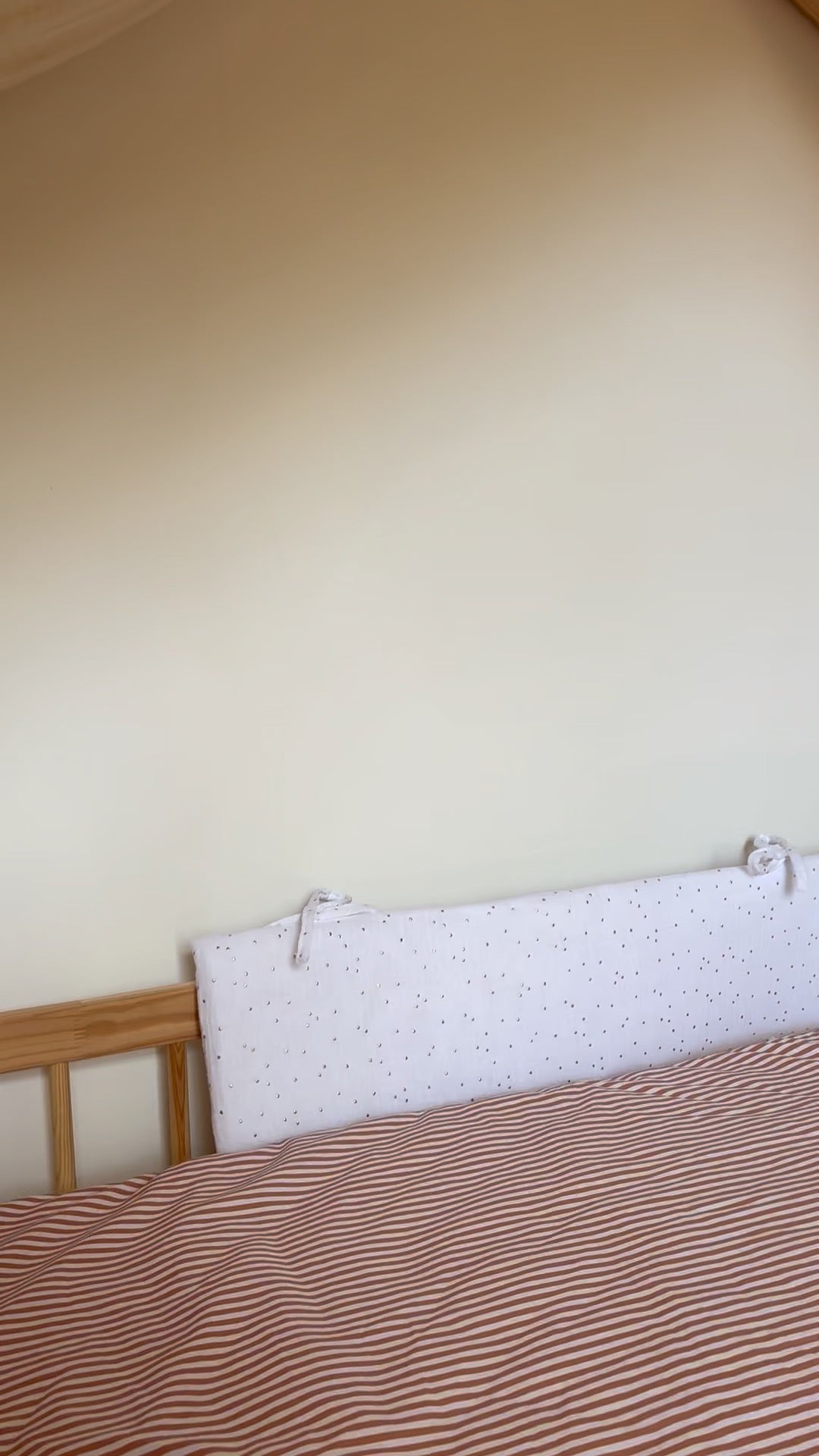 Witte dubbelgaas cabinebedbumper met gouden stippen