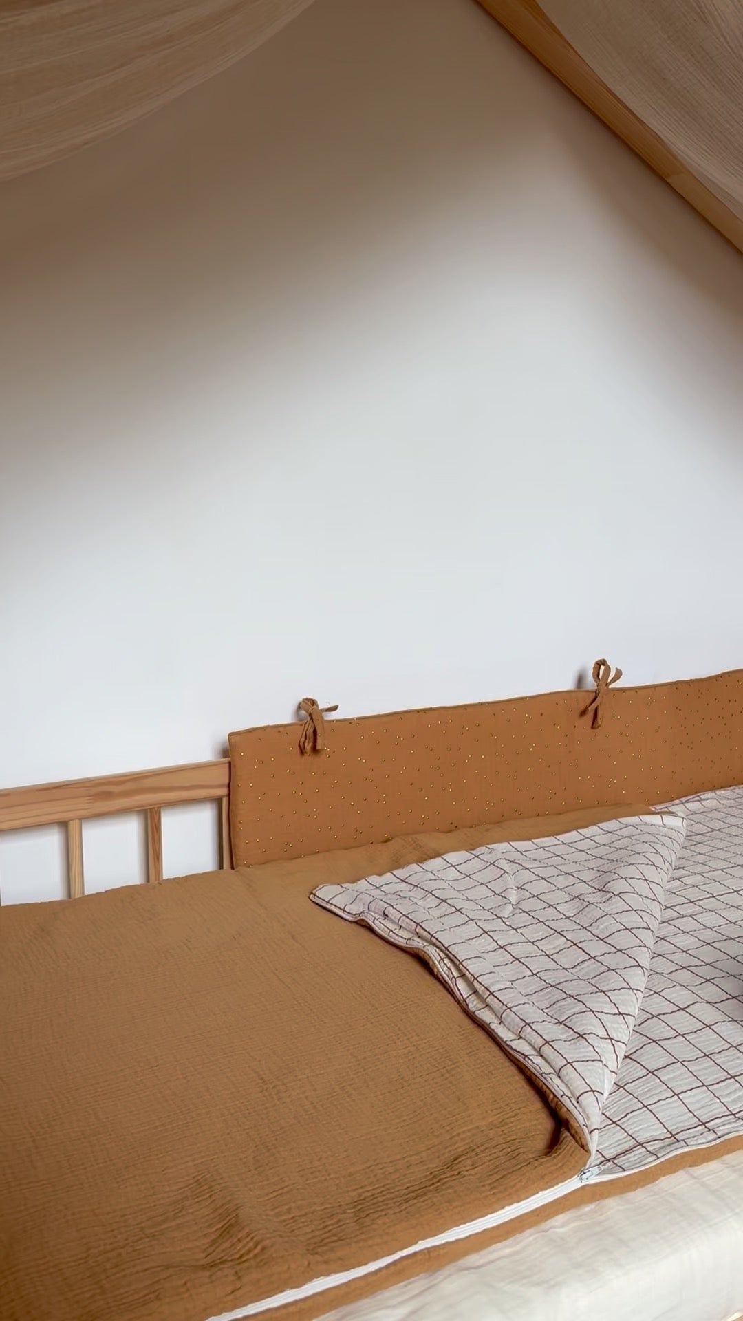 Dubbele ecru gaas cabinebedbumper met gouden stippen