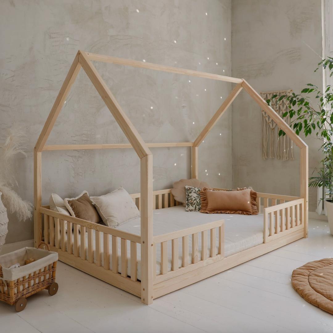 Grand lit cabane Montessori Andrea avec barrière 140x200cm Entrée au milieu