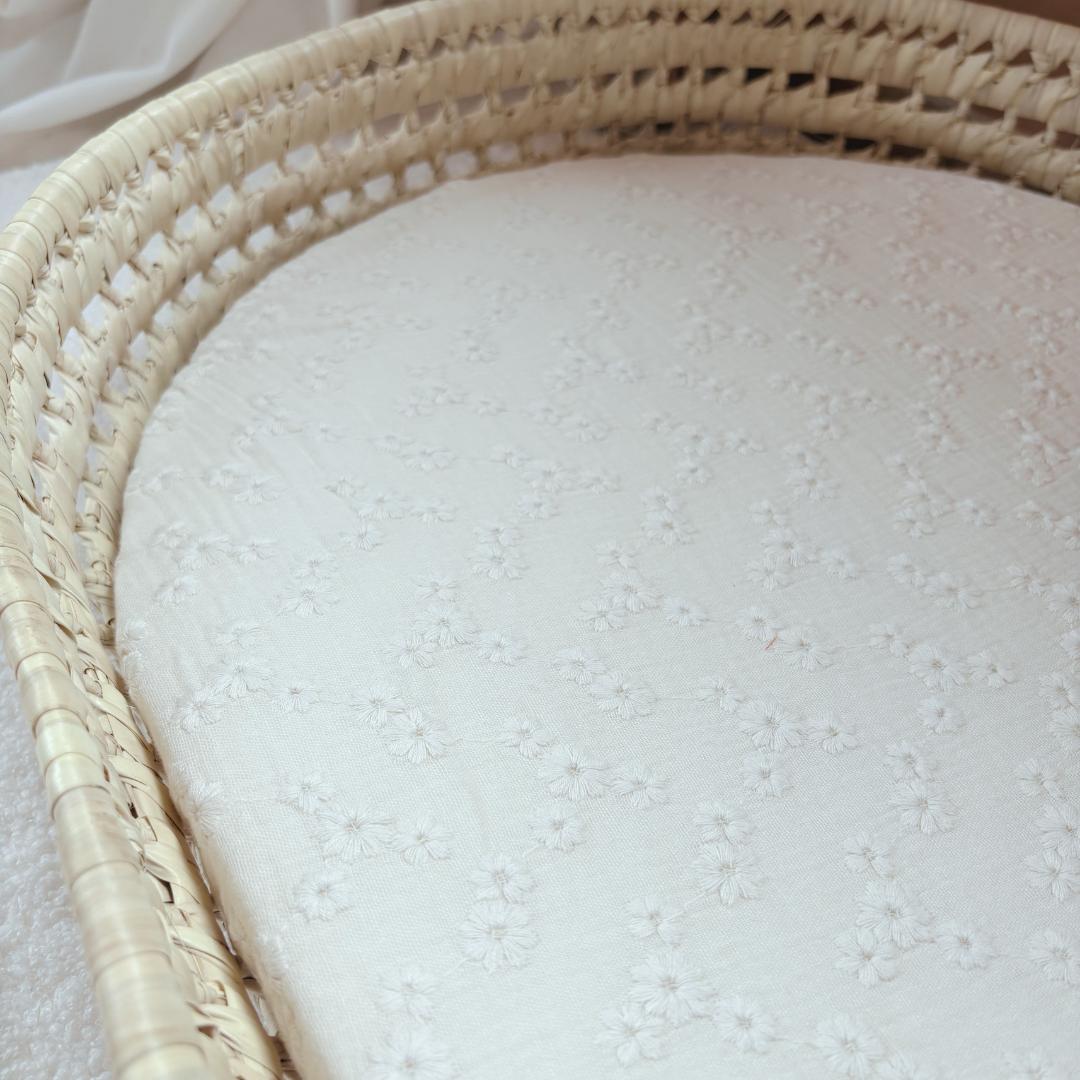 Panier à langer + matelas + housse fleurs brodées Ecru