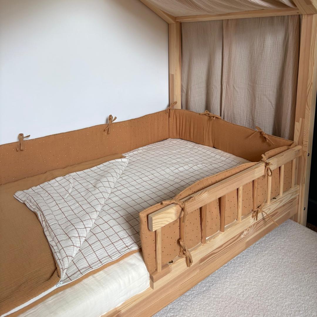 Dubbele ecru gaas cabinebedbumper met gouden stippen