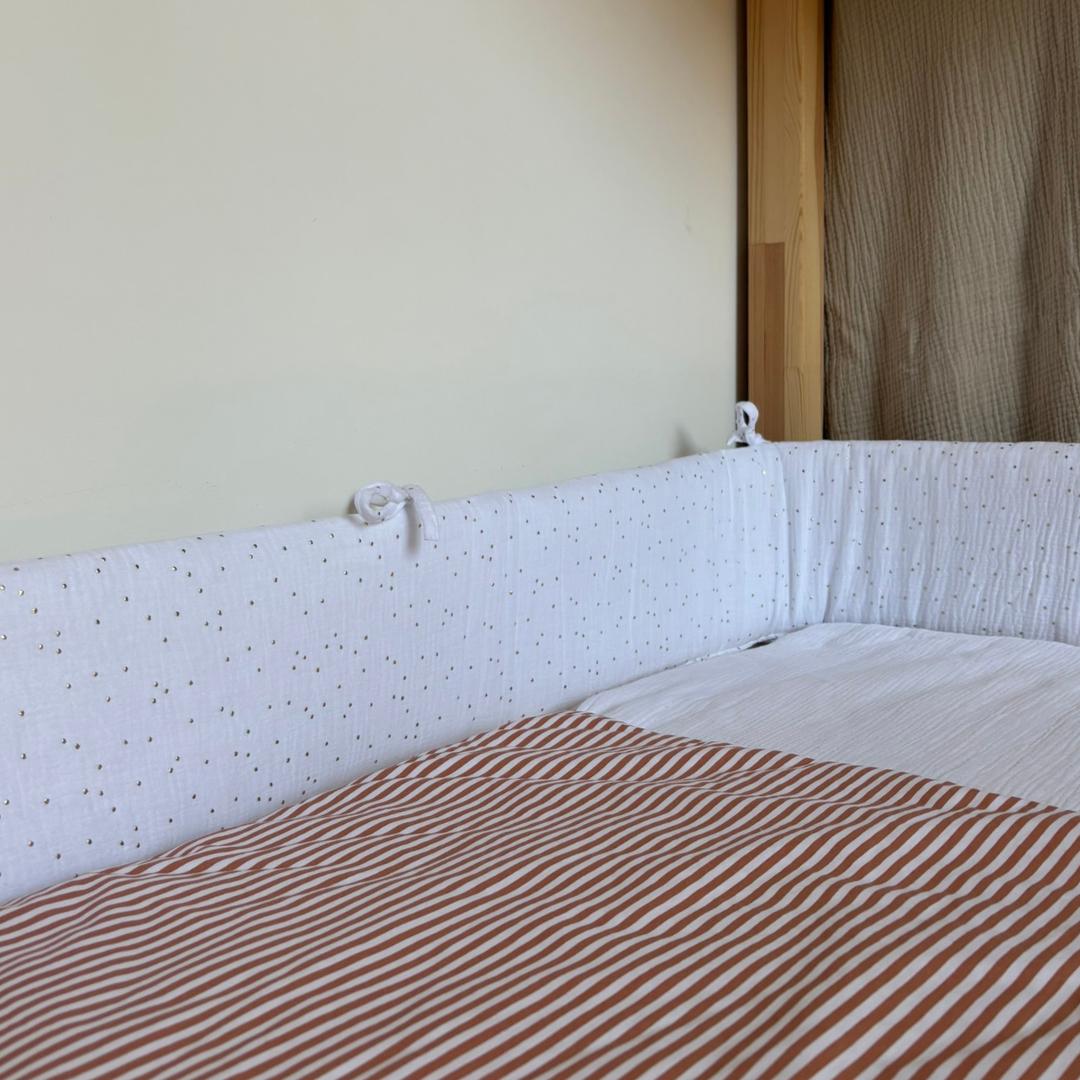 Witte dubbelgaas cabinebedbumper met gouden stippen