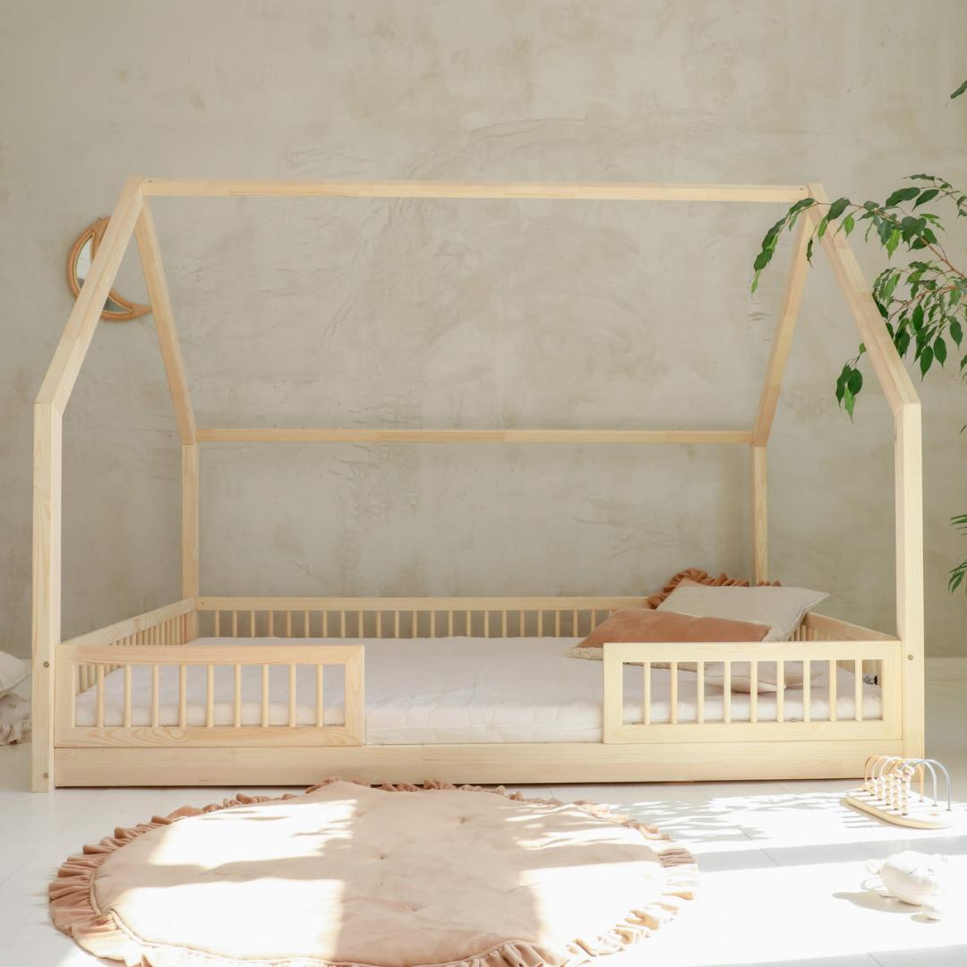 Grand lit cabane Montessori Paola avec barrière 140x200cm Entrée au milieu