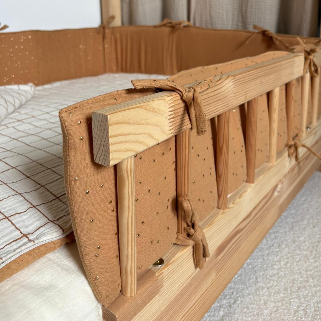 Dubbele ecru gaas cabinebedbumper met gouden stippen