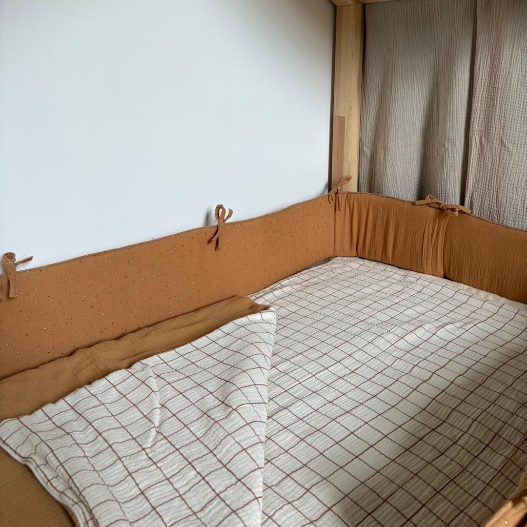 Dubbele ecru gaas cabinebedbumper met gouden stippen