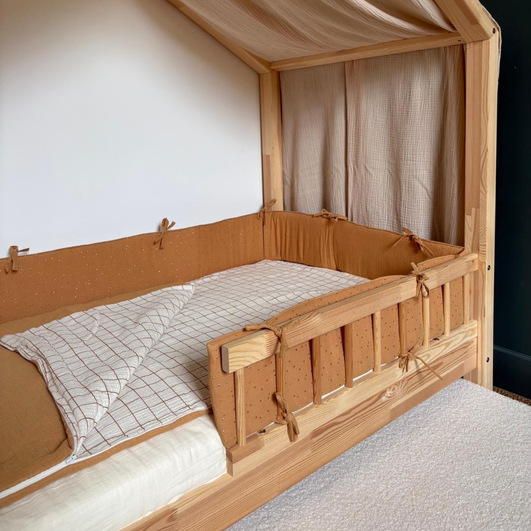 Dubbele ecru gaas cabinebedbumper met gouden stippen