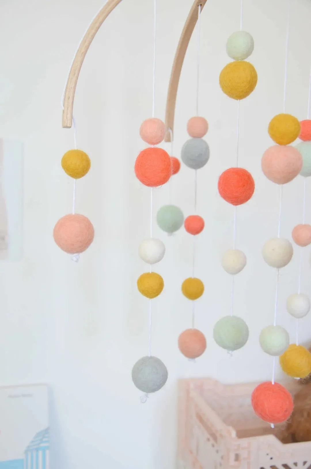 Mobile fait-main Corail & jaune moutarde