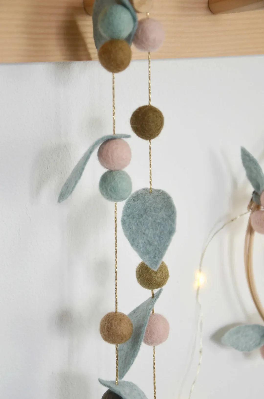 Guirlande chambre bébé Vert & rose