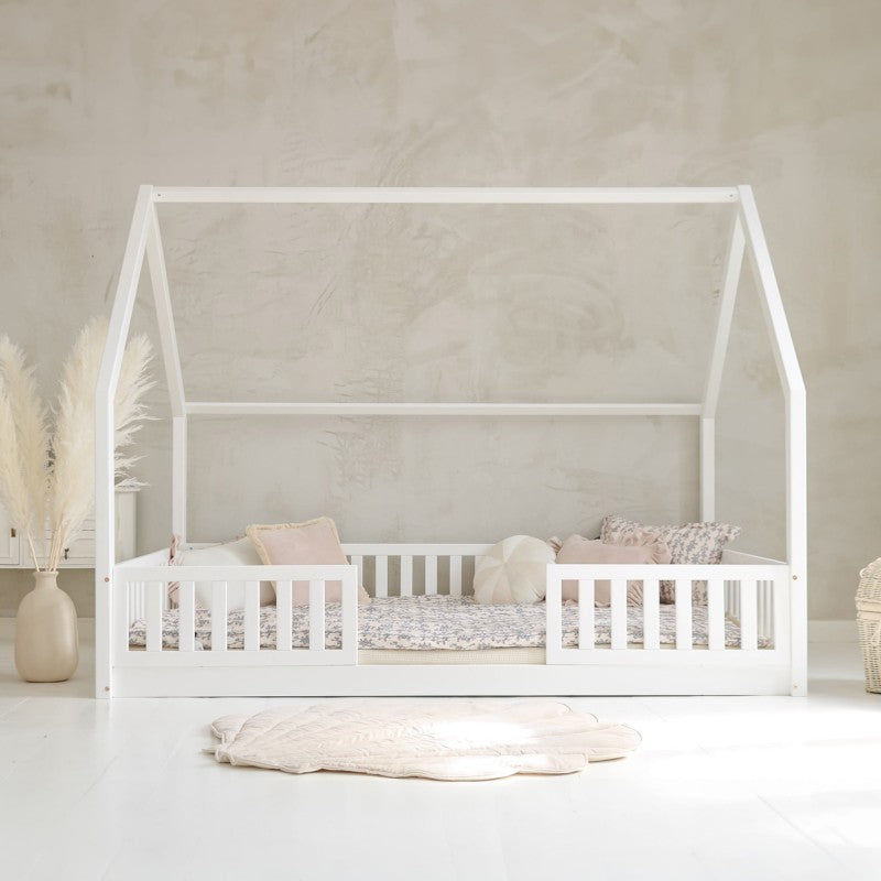 Grand lit cabane Montessori blanc Andrea avec barrière 140x200cm Entrée au milieu