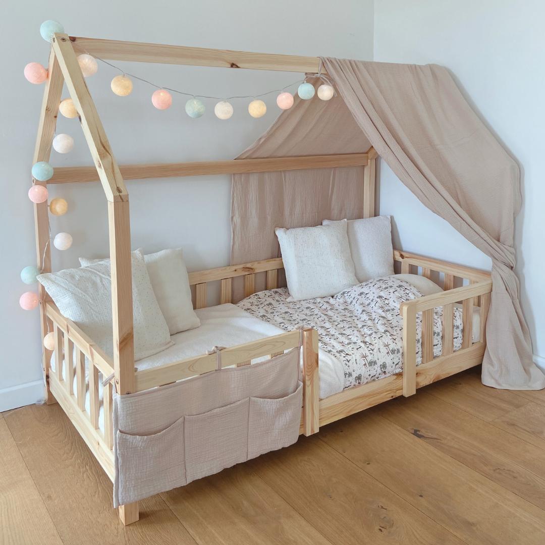 Pack lit cabane + ciel de lit + guirlande + range-doudou