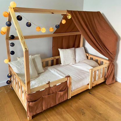 Pack lit cabane + ciel de lit + guirlande + range-doudou