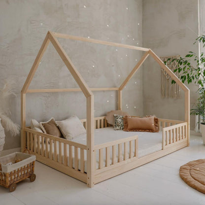 Grand lit cabane Montessori Andrea avec barrière 140x200cm Entrée au milieu