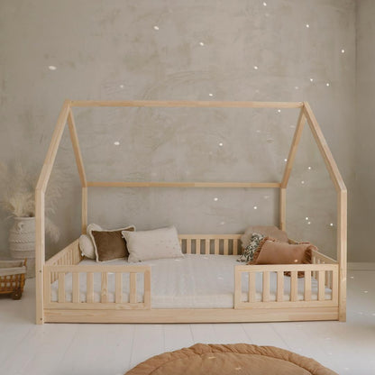 Grand lit cabane Montessori Andrea avec barrière 140x200cm Entrée au milieu