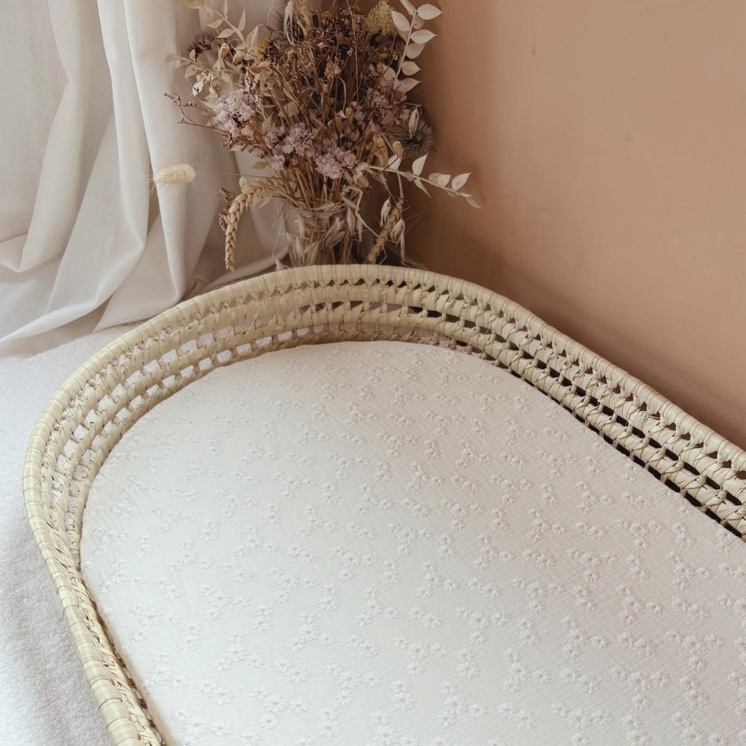 Panier à langer + matelas + housse fleurs brodées Ecru