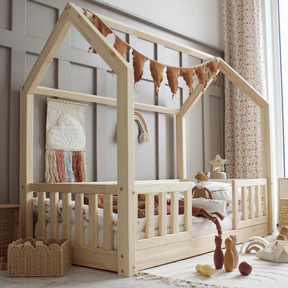 Lit cabane Montessori avec barrière Andrea 70x140cm Entrée au milieu
