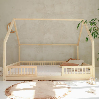 Grand lit cabane Montessori Paola avec barrière 140x200cm Entrée au milieu