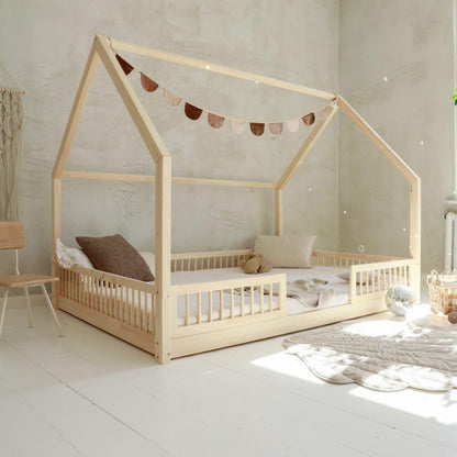Grand lit cabane Montessori Paola avec barrière 140x200cm Entrée au milieu