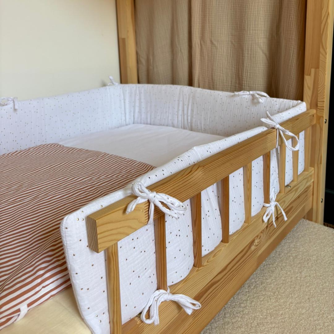 Witte dubbelgaas cabinebedbumper met gouden stippen 