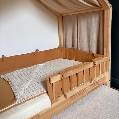 Dubbele ecru gaas cabinebedbumper met gouden stippen 