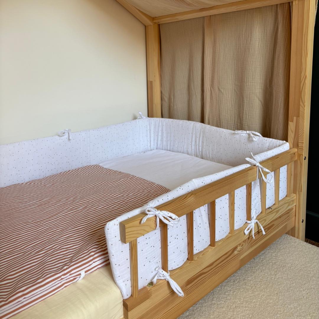 Witte dubbelgaas cabinebedbumper met gouden stippen 
