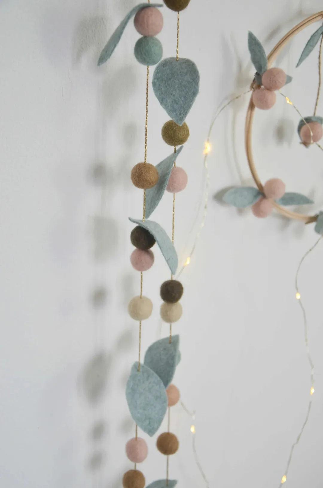 Guirlande chambre bébé Vert &amp; rose