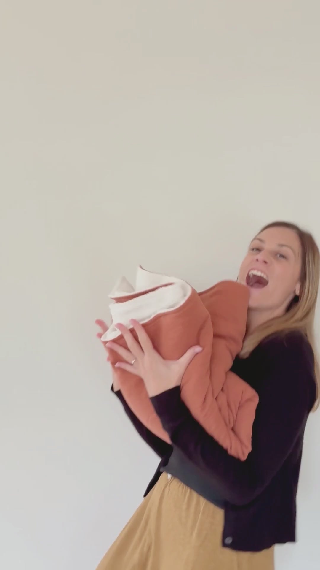Geruite kinderdeken van terracotta katoengaas