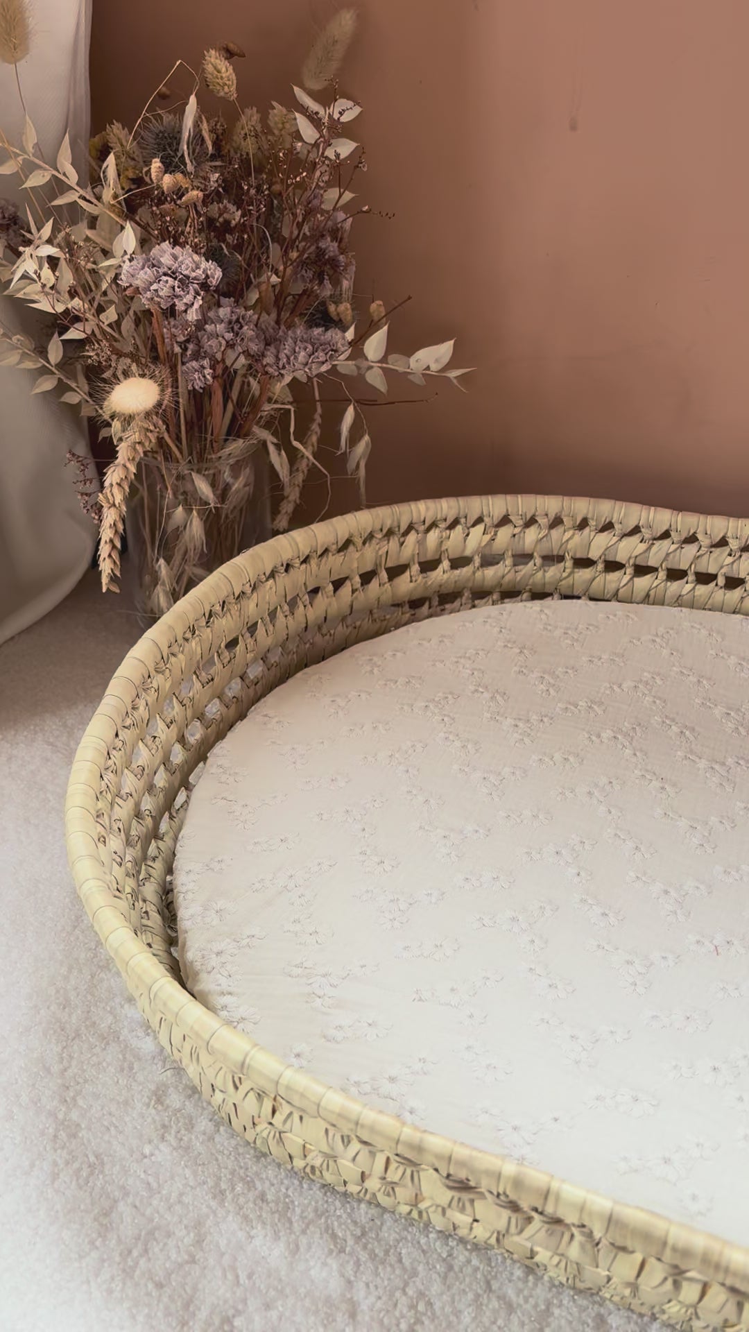 Panier à langer + matelas + housse fleurs brodées Ecru