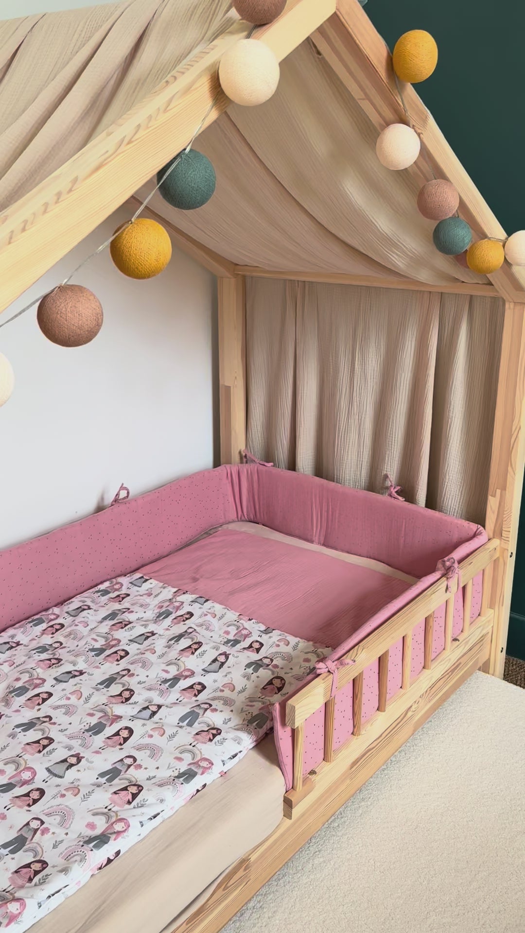 Roze dubbelgaas cabinebedbumper met gouden stippen 