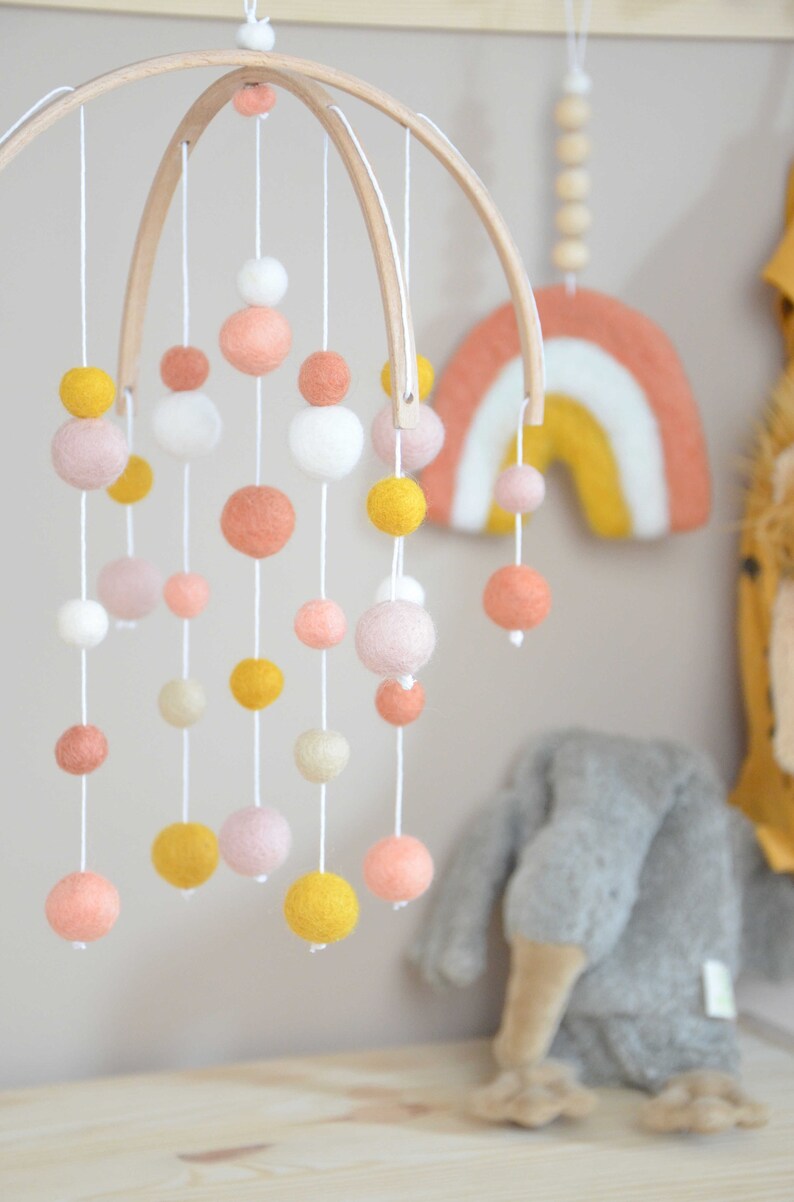 Mobile fait-main Jaune moutarde &amp; beige